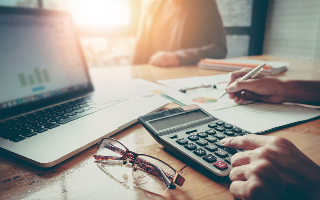 Consulente fiscale che assiste un cliente