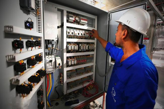 Tecnici idraulici ed elettricisti al lavoro a Sharm