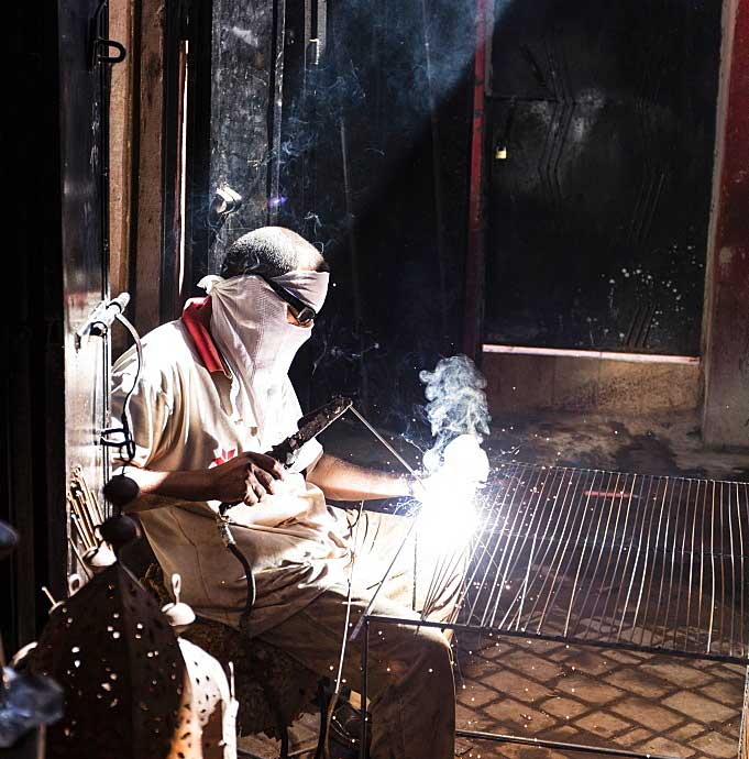 Fabbro al lavoro nel suo laboratorio a Sharm El Sheikh