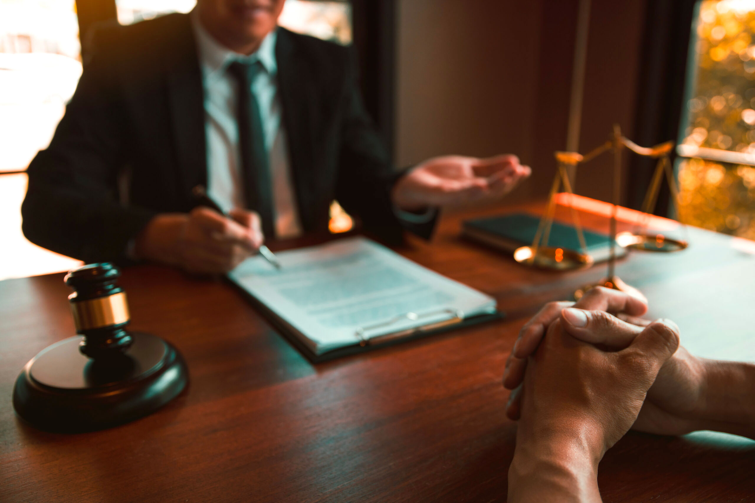 Consulente legale che assiste un cliente