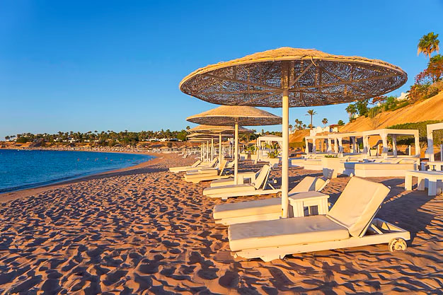 Beach club con lettini e ombrelloni a Sharm El Sheikh