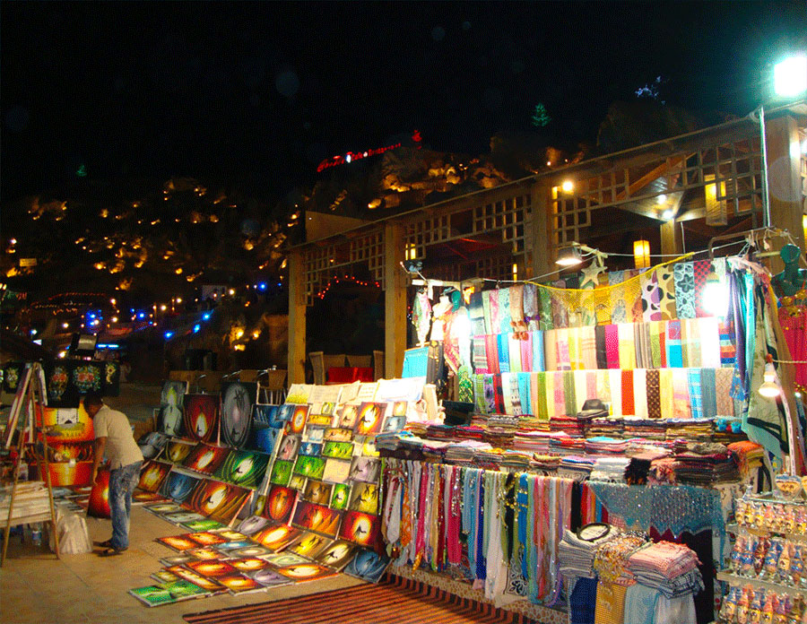 Mercato tradizionale illuminato di sera a Sharm El Sheikh