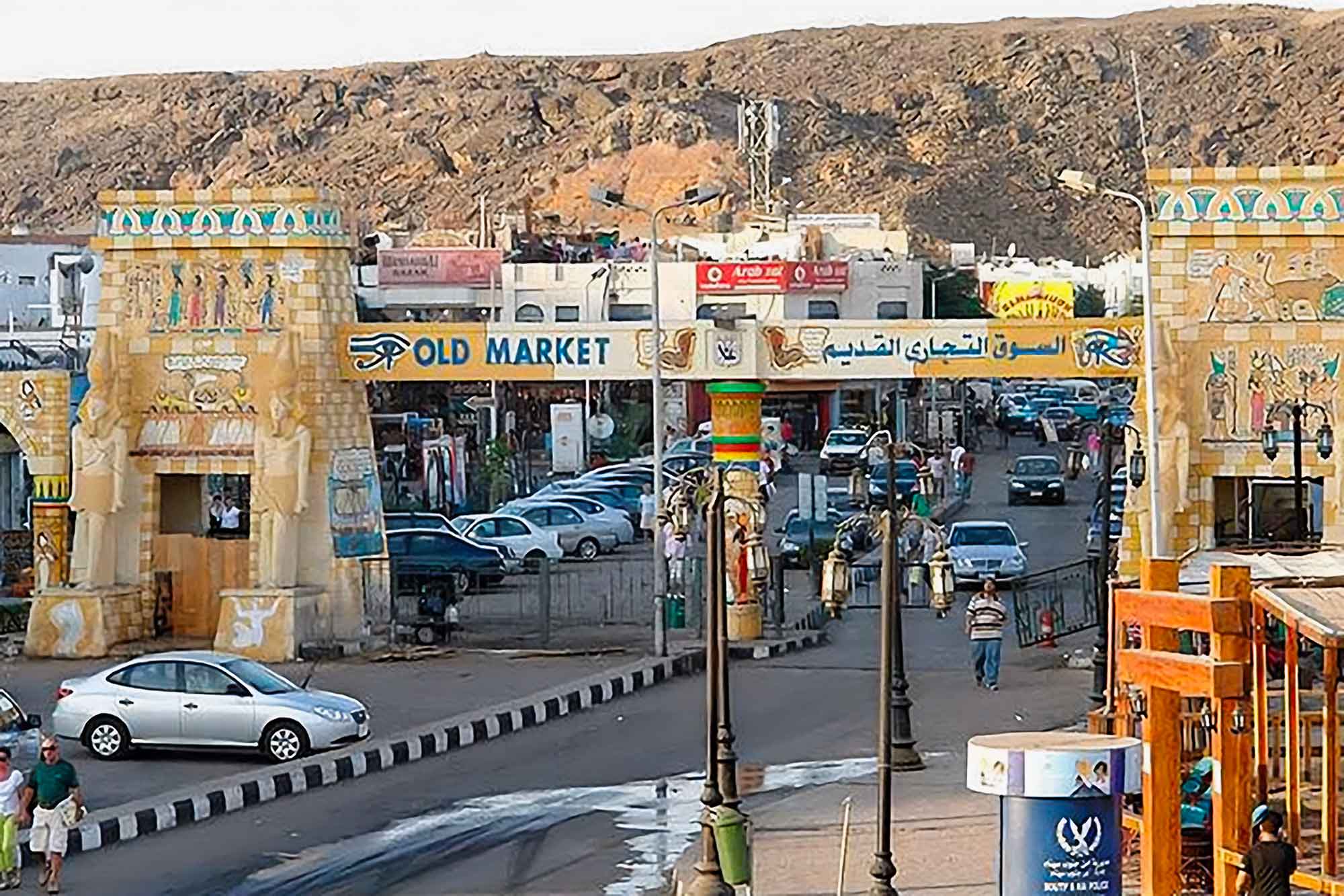 Veduta dell'Old Market di Sharm El-Sheikh con veicoli in circolazione