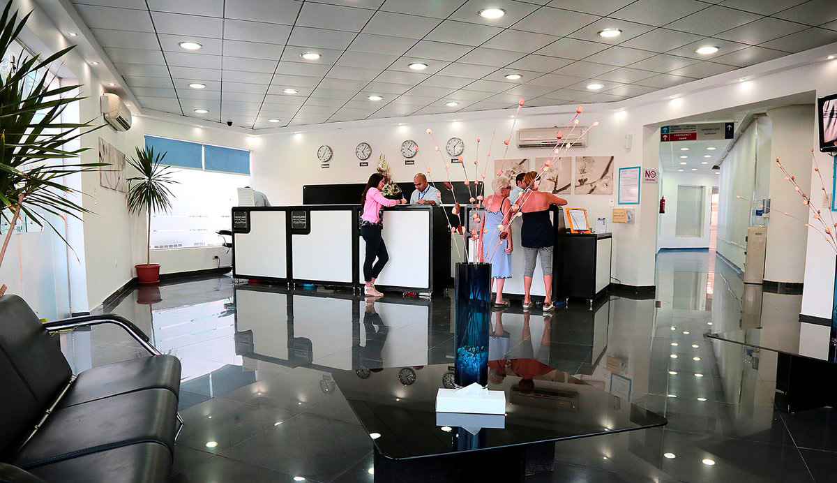 Sala d'attesa moderna di un ospedale a Sharm El-Sheikh