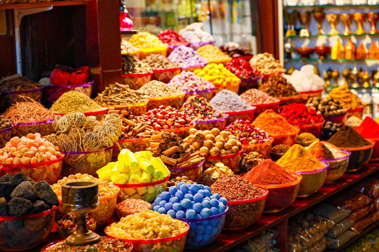 Bancarella di spezie coloratissime al mercato di Sharm