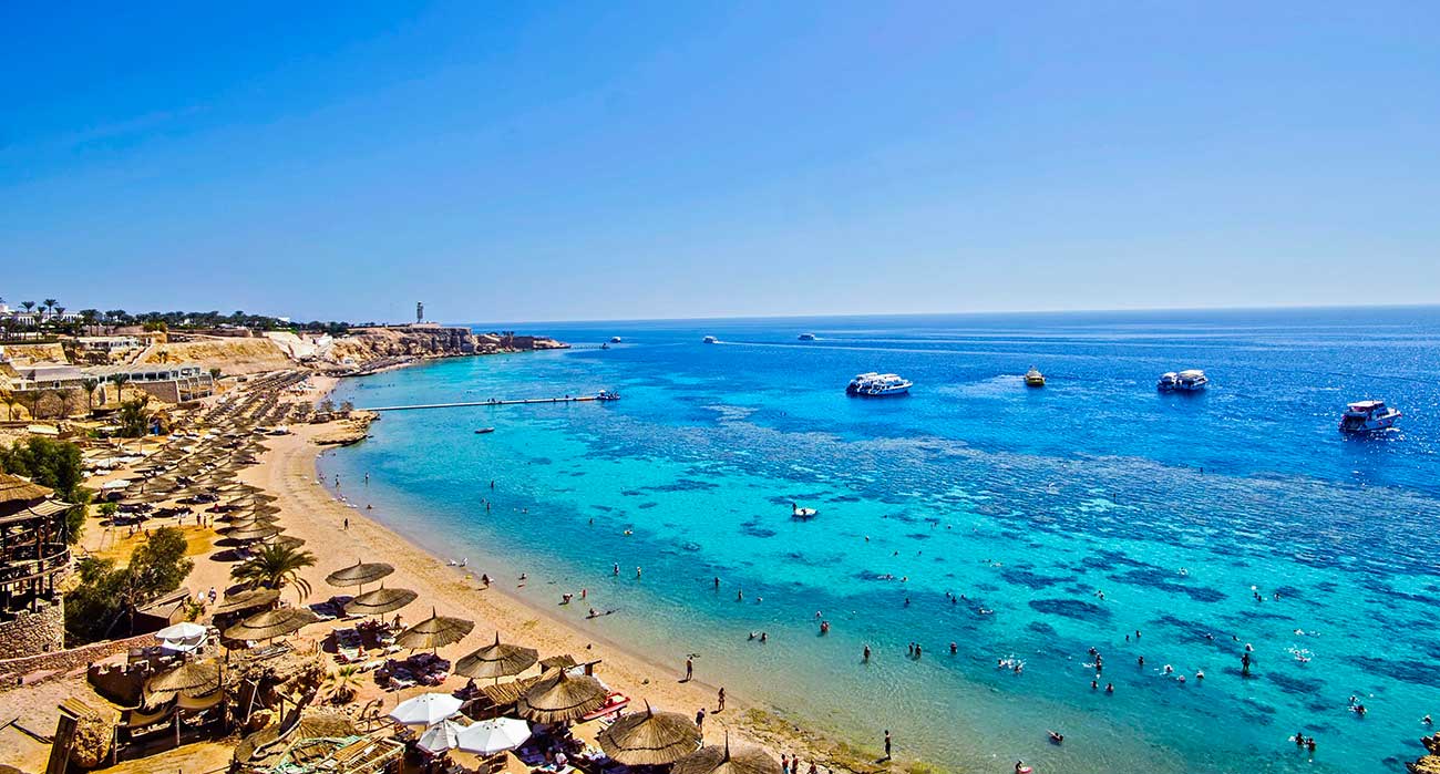 Vista aerea di una spiaggia di Sharm El Sheikh con acque turchesi