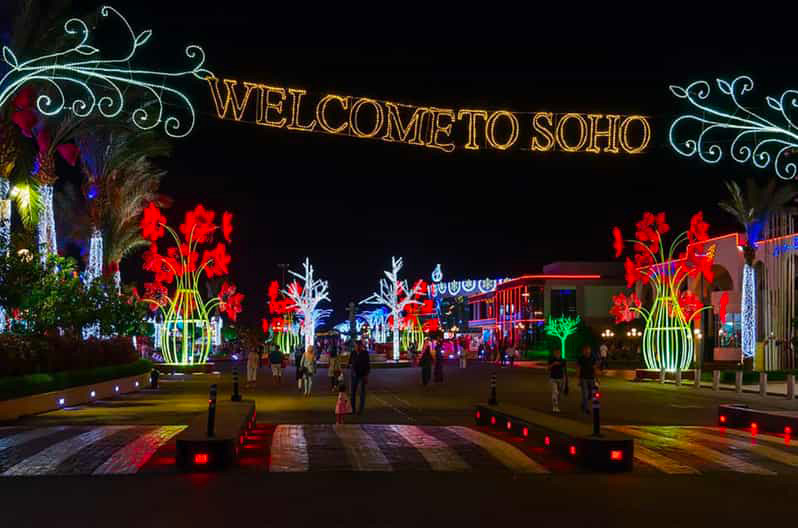 Turisti con borse dello shopping a Soho Square, Sharm El Sheikh