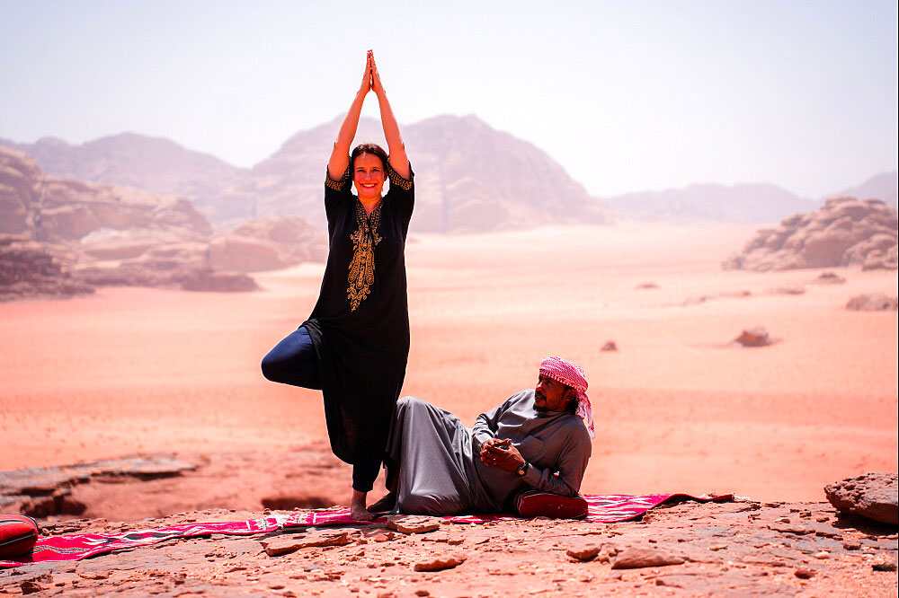 Lezione di yoga sulla spiaggia a Sharm El-Sheikh